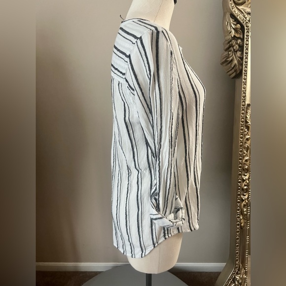 Lucky Brand button front soft linen shirt with roll tab sleeves - Picture 4 of 11